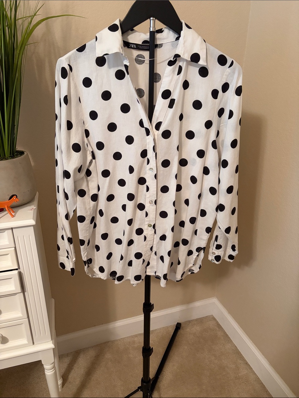 Zara White Button-Down Shirt with Black Polka Dots